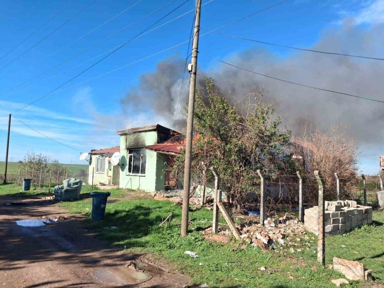 Kırklareli’nin Babaeski ilçesindeki Kurtuluş Mahallesi'nde bir evde çıkan yangın, çevredeki