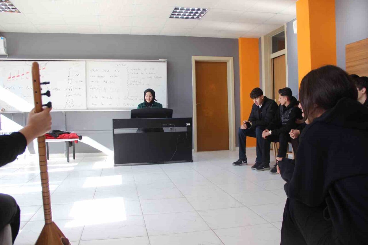 Cizre'deki Yusuf Cezeri İmam Hatip Anadolu Lisesi'nde Arapça öğretmeni olan