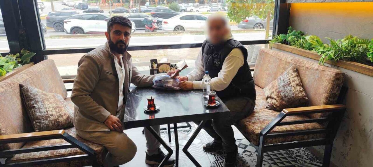 Diyarbakır’da taksici Barış Öz, müşterisi M.K.'nin unuttuğu 230 bin lirayı