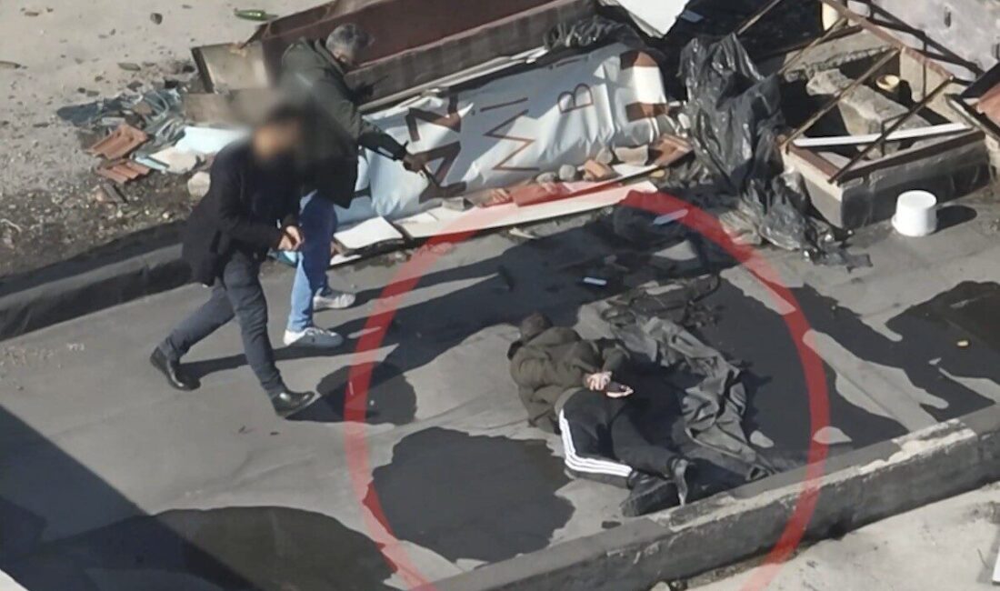 Kayseri’de Tartıştığı Babasını Bıçaklayarak Öldüren Şahıs, Çatıda Yakalandı Kayseri'nin Melikgazi ilçesinde, F.A.E. adlı şahıs, tartıştığı babası Hayrullah E.'yi