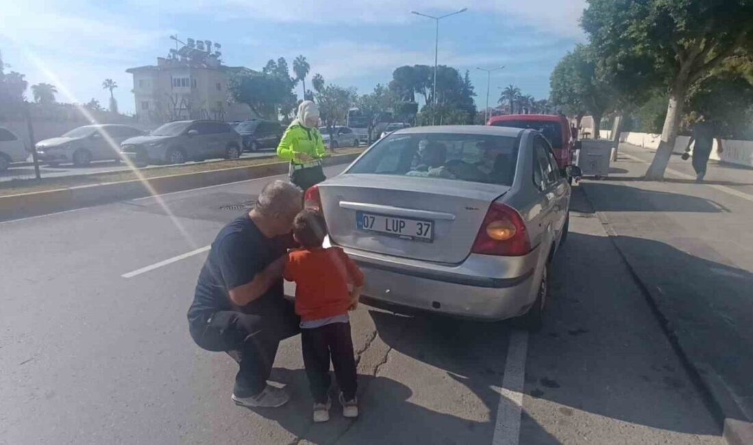 Antalya'nın Manavgat ilçesinde, yayalara yol veren otomobile hafif ticari araç