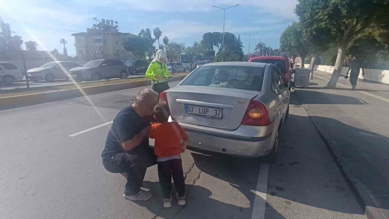 Manavgat’ta Yayalara Yol Veren Otomobile Çarpan Hafif Ticari Araçta Yaralılar Var