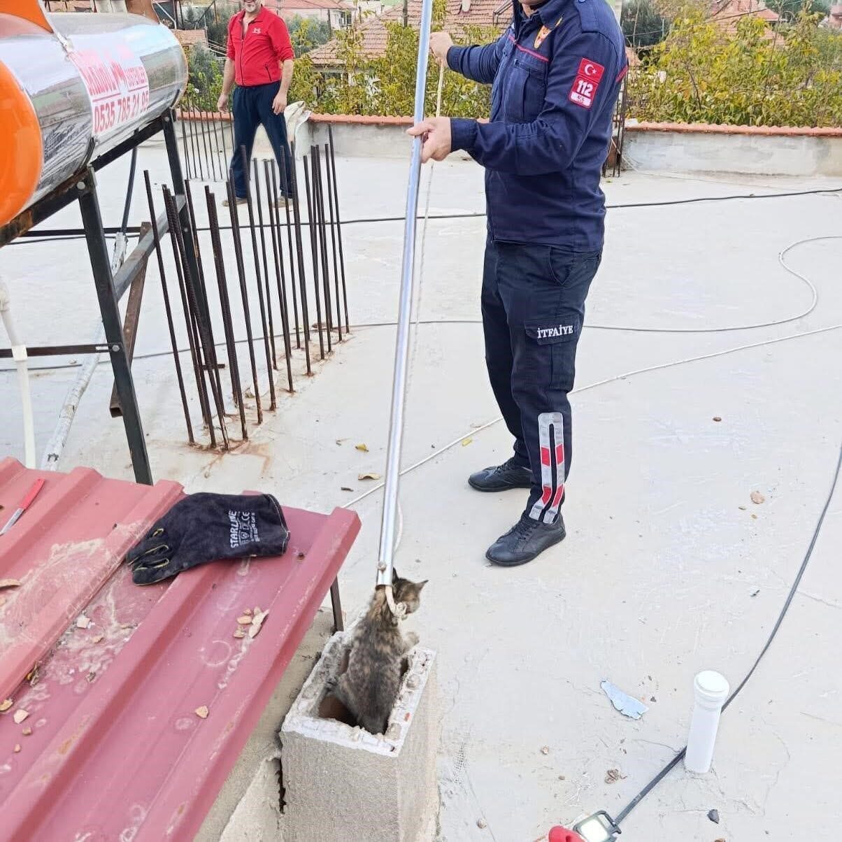 Sarıgöl'de bir evin bacasında sıkışan kedi, itfaiye ekiplerinin hızlı müdahalesiyle