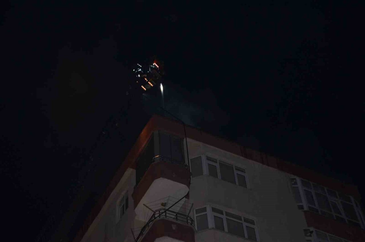 Samsun'un Bafra ilçesindeki 7 katlı bir binanın çatı katında izolasyon