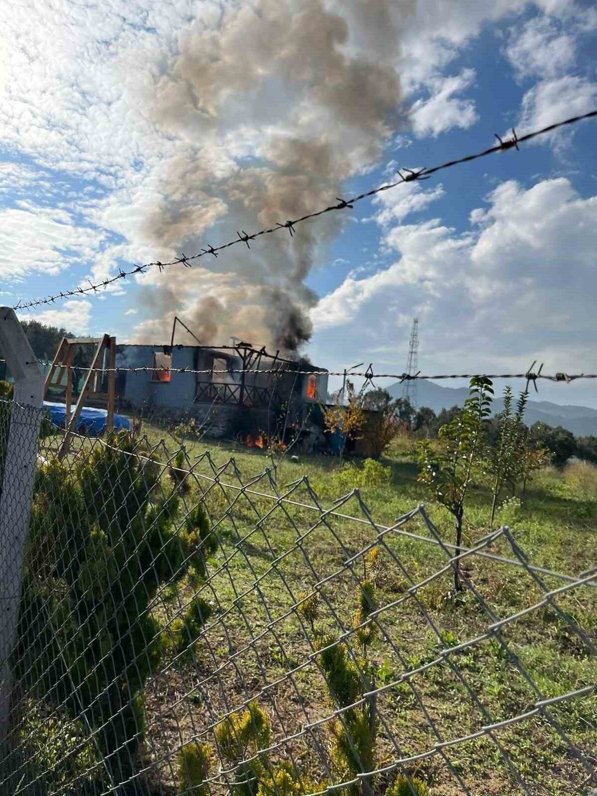 Bilecik'in Osmaneli ilçesindeki Ciciler köyündeki bir bağ evinde çıkan yangın,