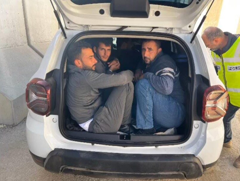 Hatay’da polis ekipleri, Antakya-Belen yolunda durdurdukları iki araçta 12 kaçak