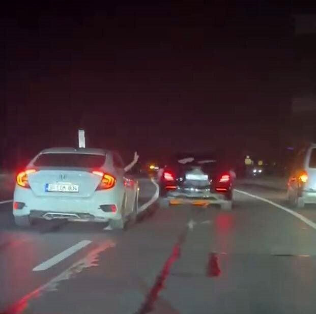 Bağcılar-Sultangazi yolu üzerindeki düğün konvoyundaki sürücüler, üç şeridi kapatarak trafiğin