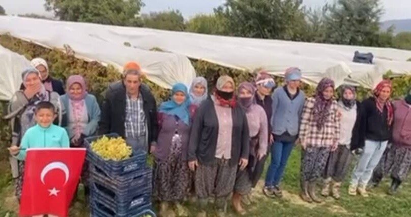 Manisa'nın Alaşehir ilçesinde, 10 Kasım'da işçiler, Atatürk'e saygı duruşunda bulunmak