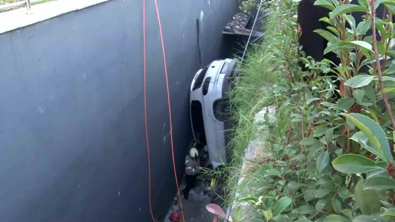 Bahçelievler’de bir sürücü direksiyon kontrolünü kaybederek birçok araca çarptı ve