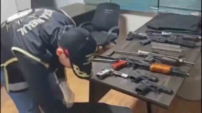 Bahçelievler'de polis, şüpheli 3 kişinin suç örgütü yöneticisinin fotoğrafıyla poz