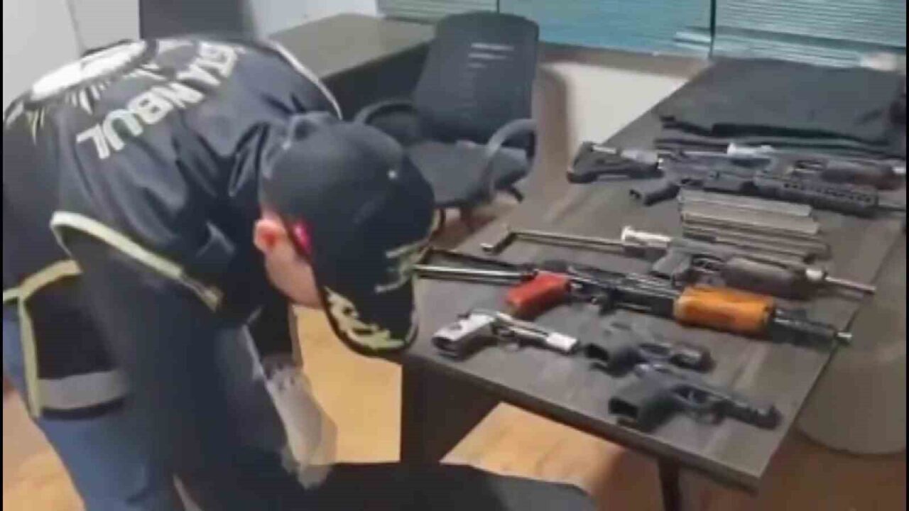 Bahçelievler'de polis, şüpheli 3 kişinin suç örgütü yöneticisinin fotoğrafıyla poz