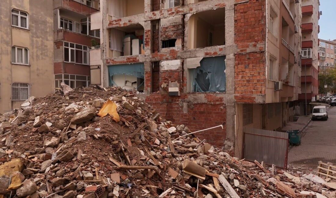 Bahçelievler’deki kentsel dönüşümde yıkım sonrası bitişik apartman sakinleri, duvarların olmaması nedeniyle mağdur oldu Bahçelievler'de kentsel dönüşüm nedeniyle bir binanın yıkımında bitişikteki apartmanın duvarsız