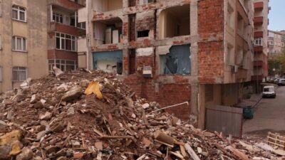 Bahçelievler'de kentsel dönüşüm nedeniyle bir binanın yıkımında bitişikteki apartmanın duvarsız