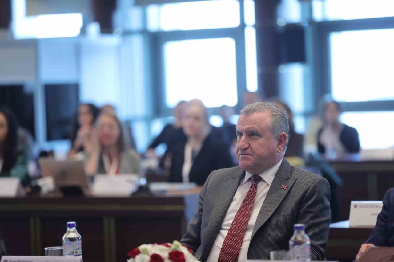 Gençlik ve Spor Bakanı Osman Aşkın Bak, gençlerin karar alma