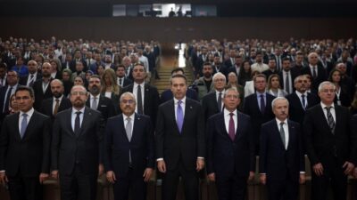 Enerji ve Tabii Kaynaklar Bakanı Alparslan Bayraktar, enerji uzmanlarının sektörde