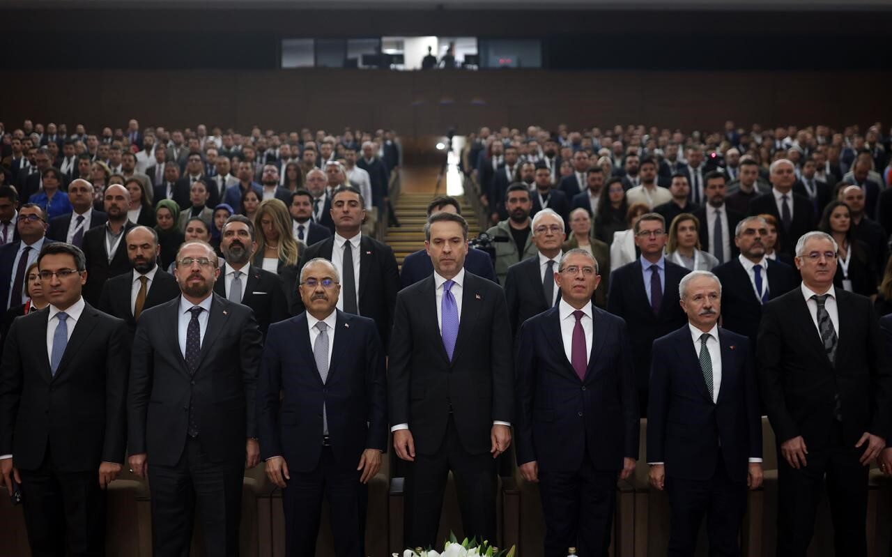 Enerji ve Tabii Kaynaklar Bakanı Alparslan Bayraktar, enerji uzmanlarının sektörde