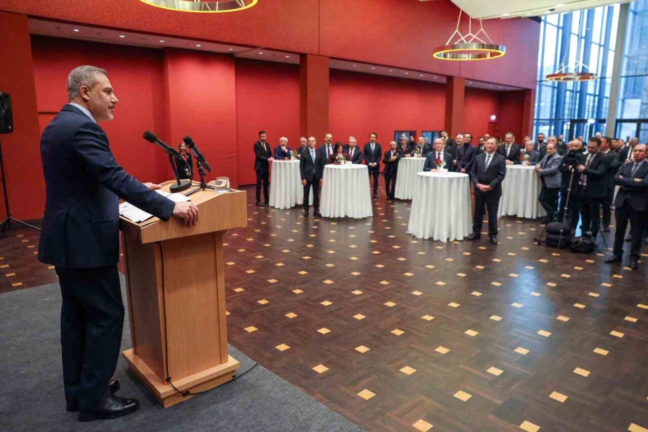 Dışişleri Bakanı Hakan Fidan, Almanya'daki resmi ziyaretinde Berlin Büyükelçiliği'nde Türk