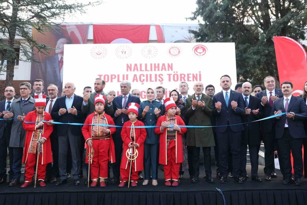 Aile ve Sosyal Hizmetler Bakanı Mahinur Özdemir Göktaş, Nallıhan'da açılışını