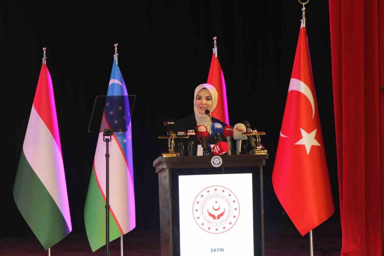 Aile ve Sosyal Hizmetler Bakanı Mahinur Özdemir Göktaş, Erzincan'daki sempozyumda