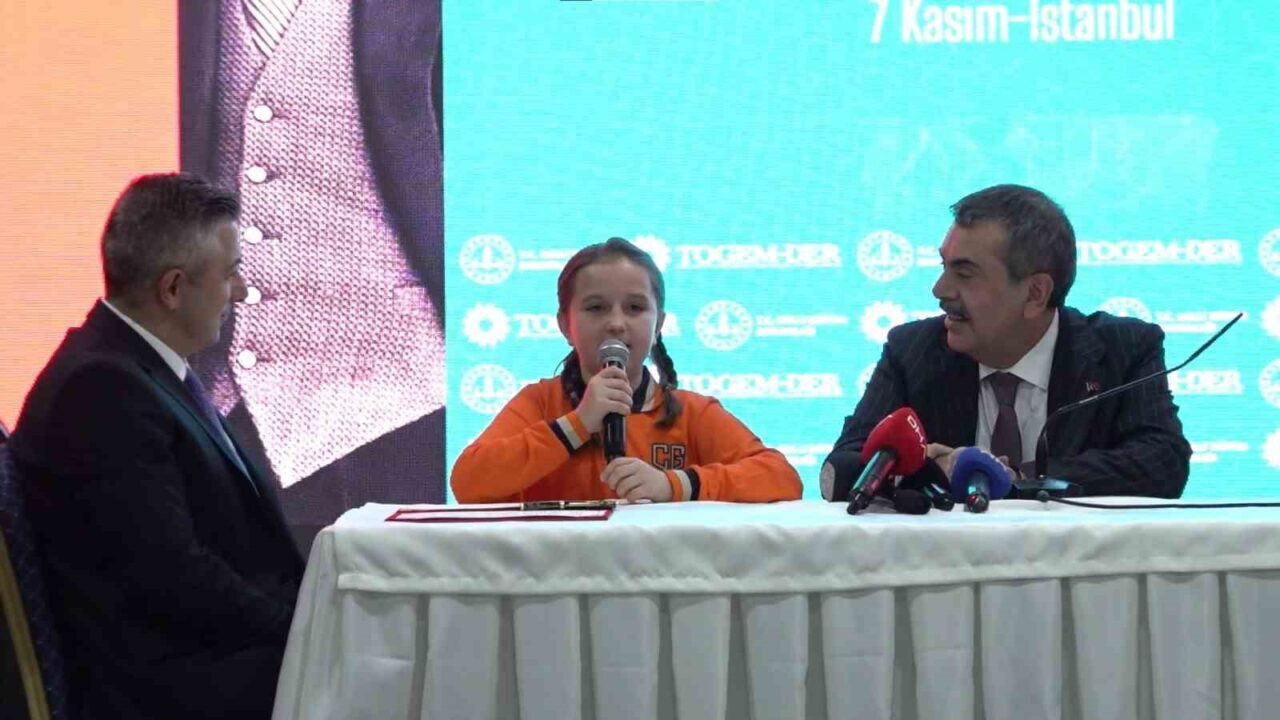 Millî Eğitim Bakanı Yusuf Tekin, Can Gür İlkokulu'nda minik bir