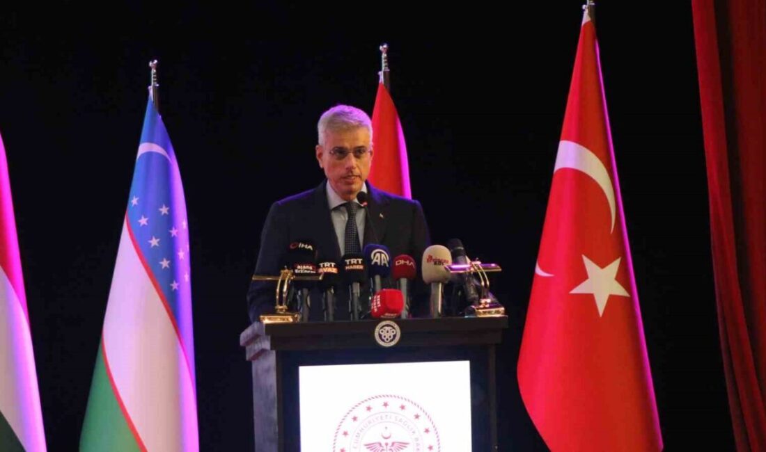 Sağlık Bakanı Kemal Memişoğlu, Erzincan'da düzenlenen sempozyumda öğretmenliğin toplumu şekillendiren