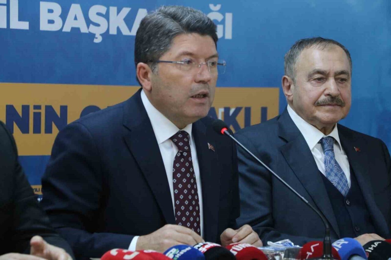 Adalet Bakanı Yılmaz Tunç, Afyonkarahisar'daki AK Parti İl Başkanlığı ziyaretinde,