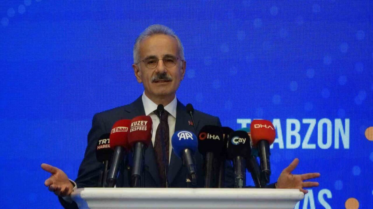 Ulaştırma ve Altyapı Bakanı Abdulkadir Uraloğlu, Trabzon'da yaptığı konuşmada İstanbul