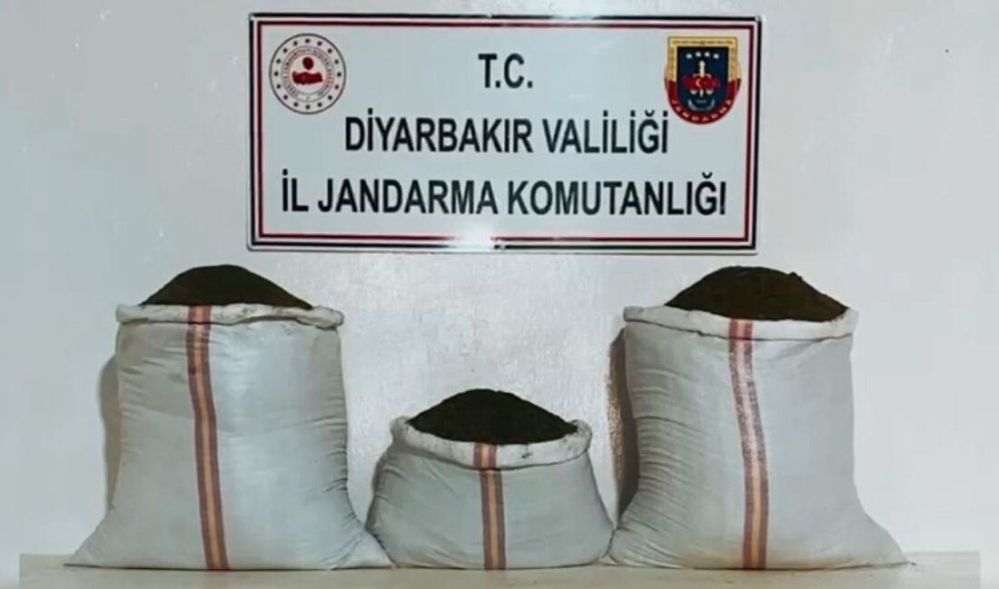 Diyarbakır’da gerçekleştirilen büyük uyuşturucu operasyonunda 555 kilogram madde ele geçirildi İçişleri Bakanı Ali Yerlikaya, Diyarbakır'da gerçekleştirilen jandarma operasyonunda 470 kg