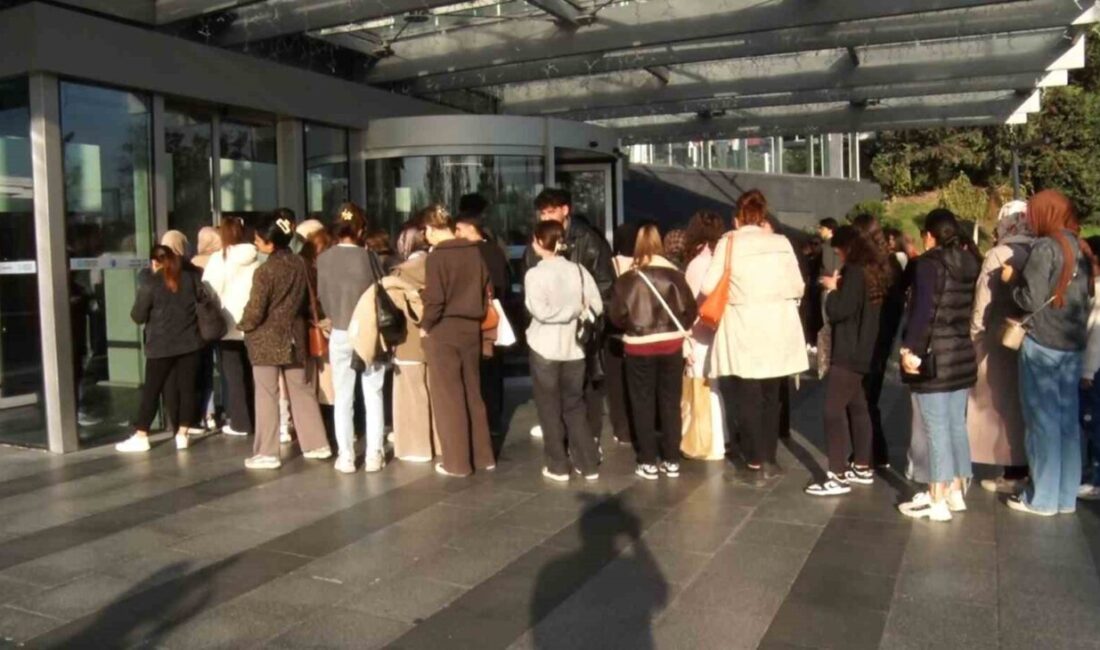 İstanbul Bakırköy’deki alışveriş merkezi, Kasım ayı indirimleriyle dolup taştı. Ünlü