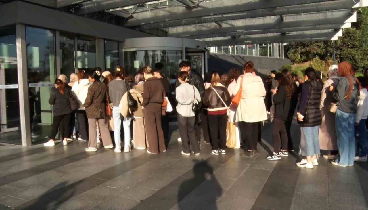 İstanbul Bakırköy’deki alışveriş merkezi, Kasım ayı indirimleriyle dolup taştı. Ünlü