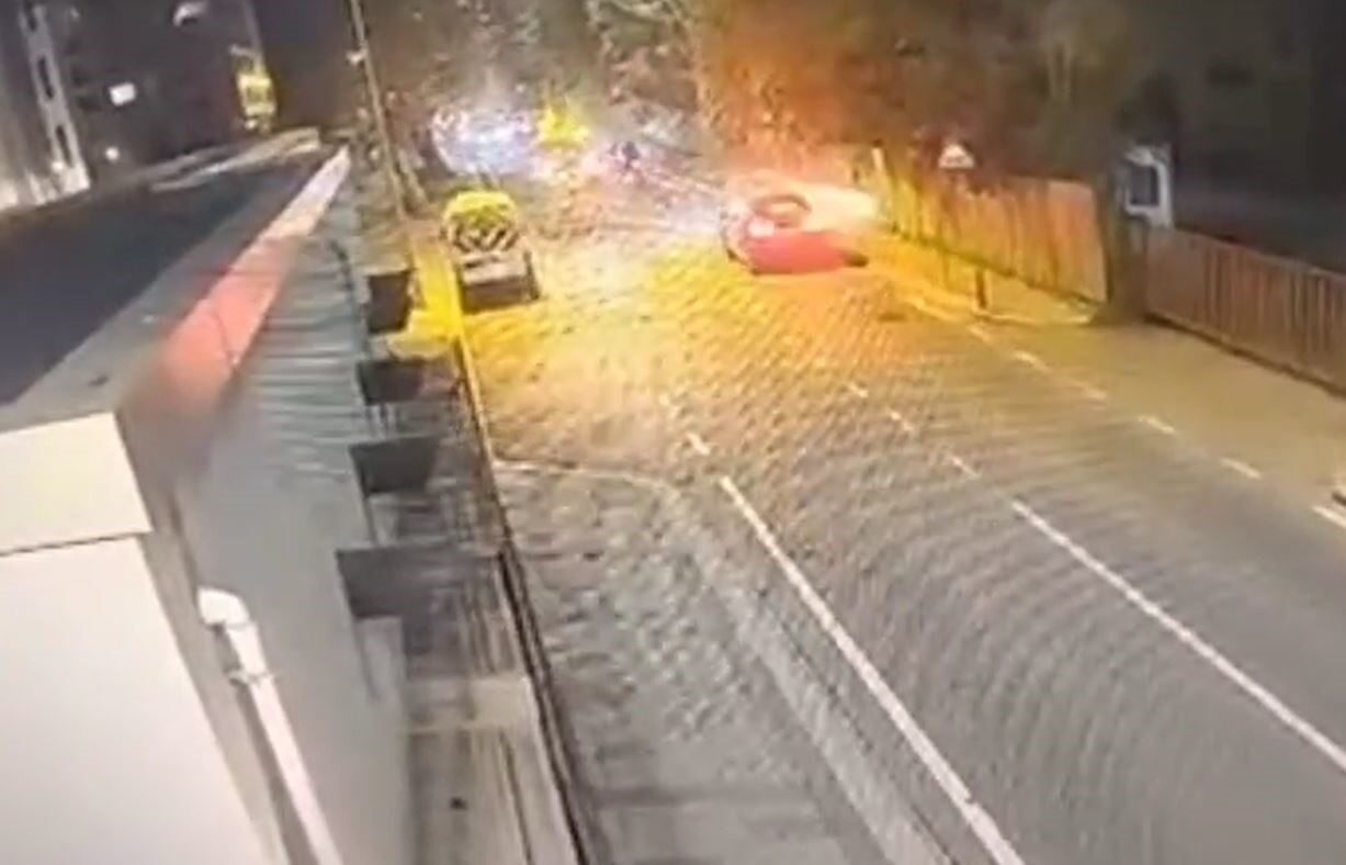 İstanbul Bakırköy'de Abay Caddesi'nde motosikletli bir sürücü, karşıdan gelen iş