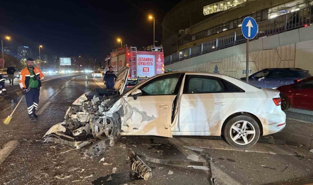 Bakırköy’de Otomobilin Takla Attığı Kaza Sonrasında Sürücüler Yaralanmadı Bakırköy'de kontrolden çıkan bir otomobil, önce reklam panosuna çarptıktan sonra