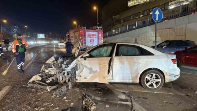 Bakırköy'de kontrolden çıkan bir otomobil, önce reklam panosuna çarptıktan sonra