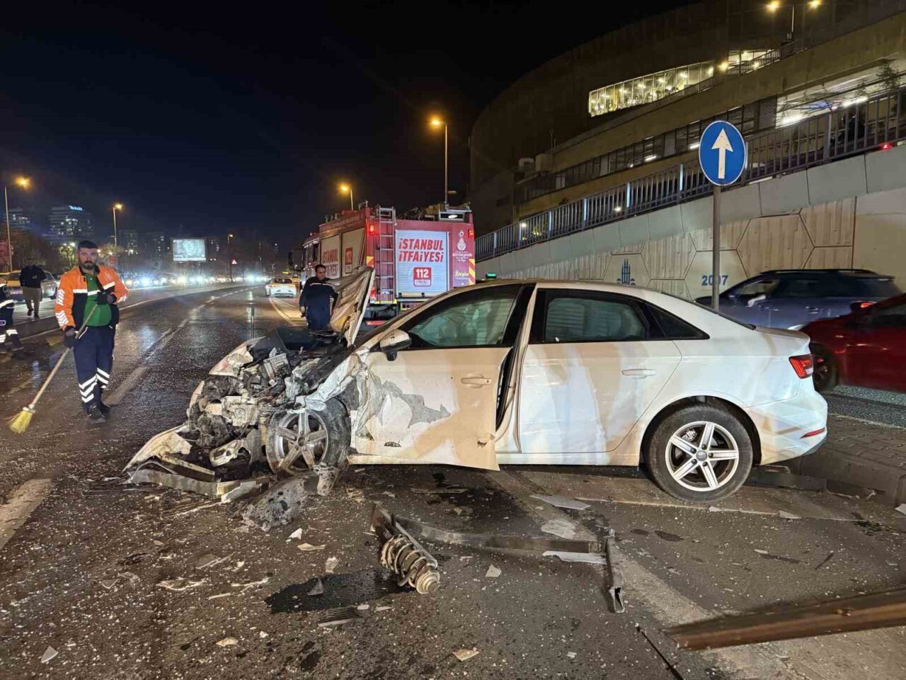 Bakırköy'de kontrolden çıkan bir otomobil, önce reklam panosuna çarptıktan sonra