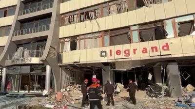 Bakü'deki bir iş merkezinde sabah saatlerinde gerçekleşen patlamada 5 kişi