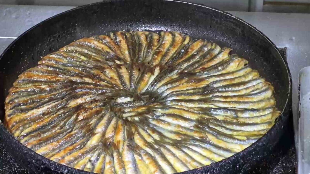 Düzceli balıkçı Hayrullah Kır, bu yıl hamsi bolluğunu değerlendirerek, lezzetli