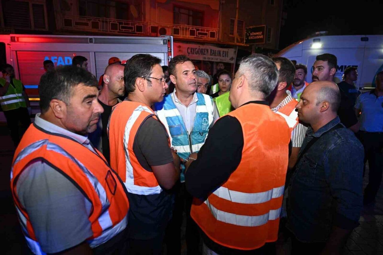 Balıkesir Büyükşehir Belediye Başkanı Ahmet Akın, Sındırgı'daki depremler sonrası kente