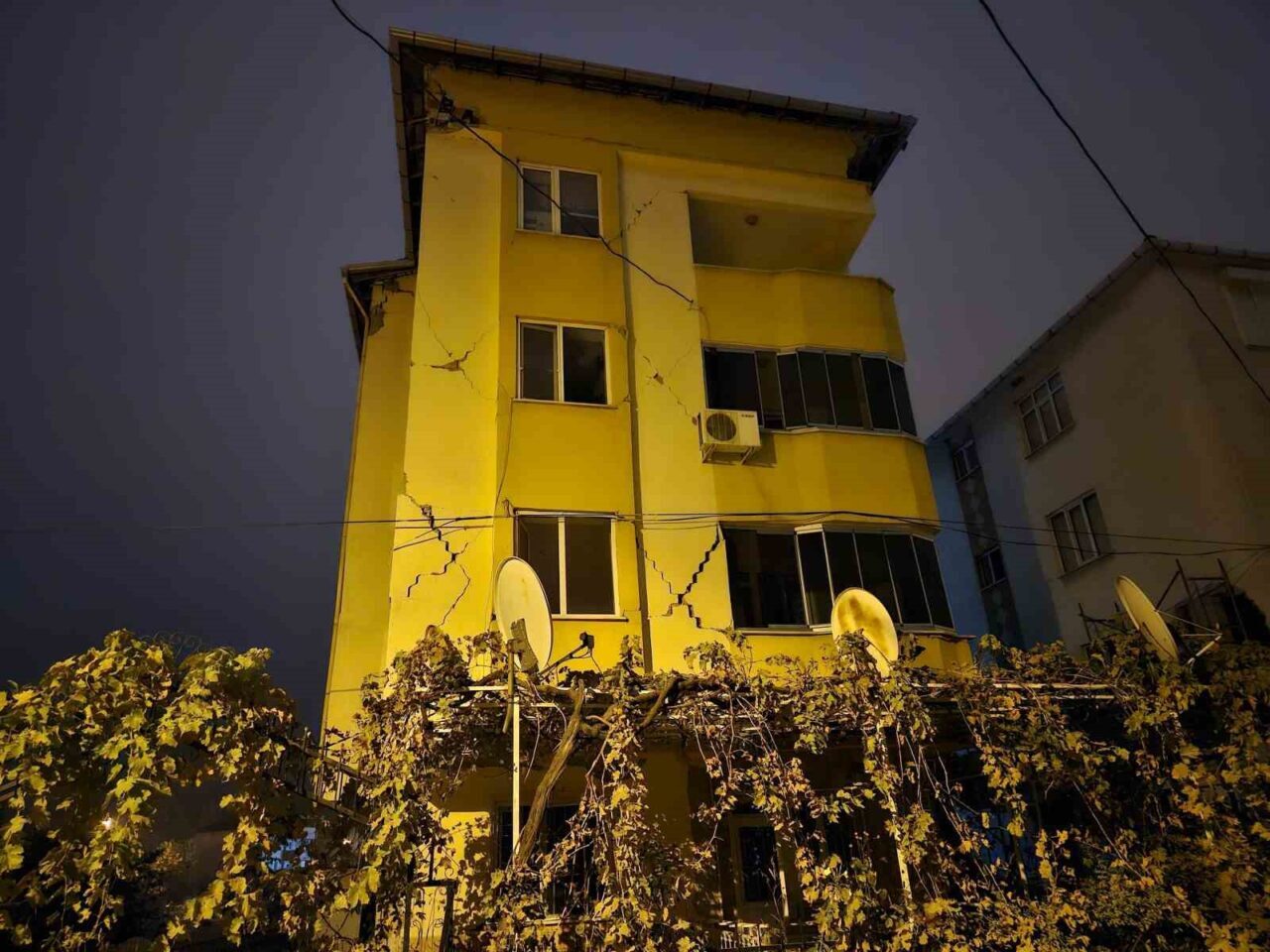 Balıkesir’de, Sındırgı ilçesinde gece saat 01.16'da 4.4 büyüklüğünde ve ardından