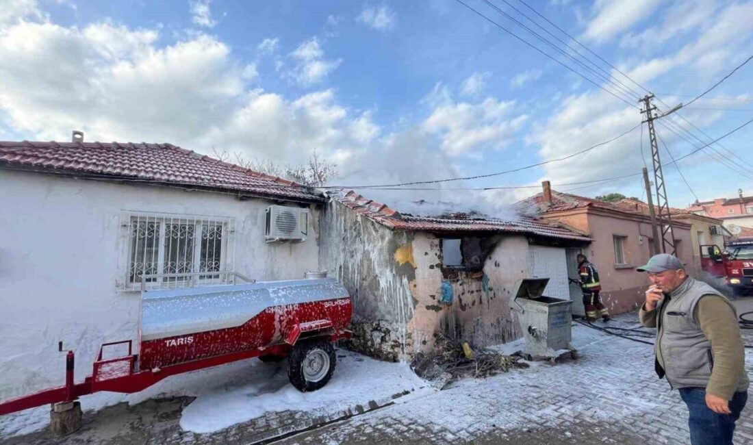 Ayvalık’ta bir depoda meydana gelen yangın, itfaiye ekipleri tarafından başarılı bir şekilde söndürüldü. Balıkesir'in Ayvalık ilçesi Altınova Mahallesi'nde bir depoda çıkan yangın, itfaiye