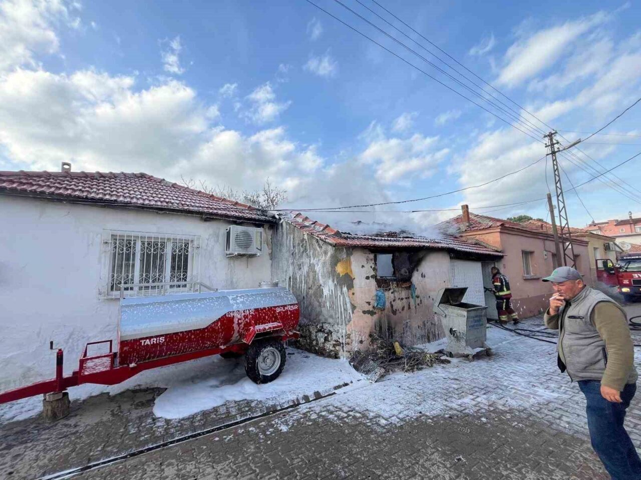 Balıkesir'in Ayvalık ilçesi Altınova Mahallesi'nde bir depoda çıkan yangın, itfaiye