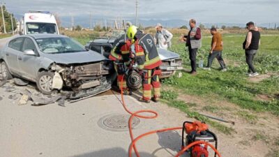 Balıkesir'in Burhaniye ilçesinde iki otomobilin kafa kafaya çarpışması sonucu T.T.,