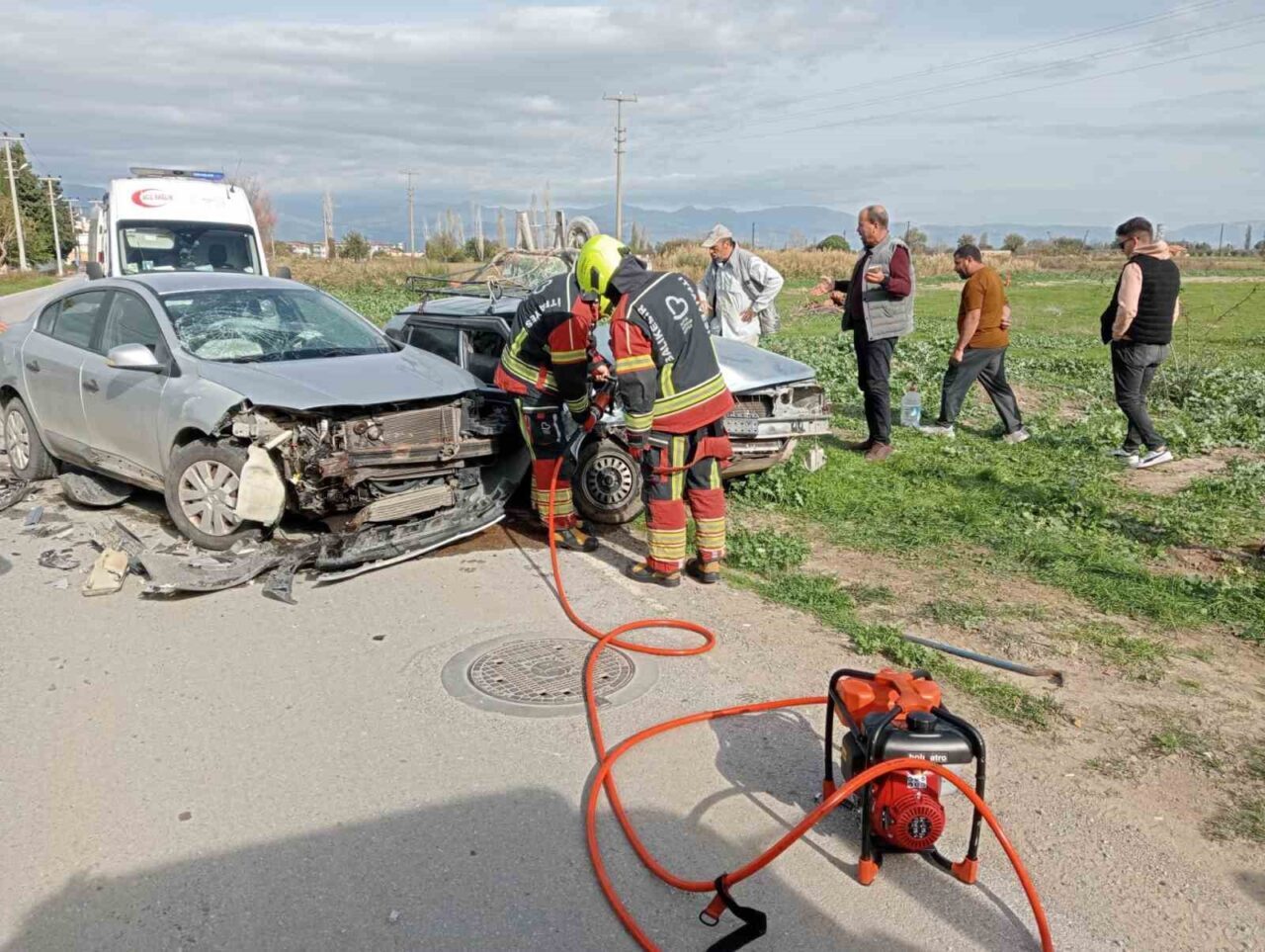 Balıkesir'in Burhaniye ilçesinde iki otomobilin kafa kafaya çarpışması sonucu T.T.,