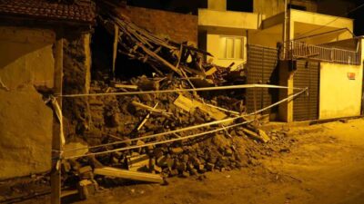 Balıkesir'in Edremit ilçesindeki Darsofa Mahallesi'nde uzun süredir kullanılmayan bir bina