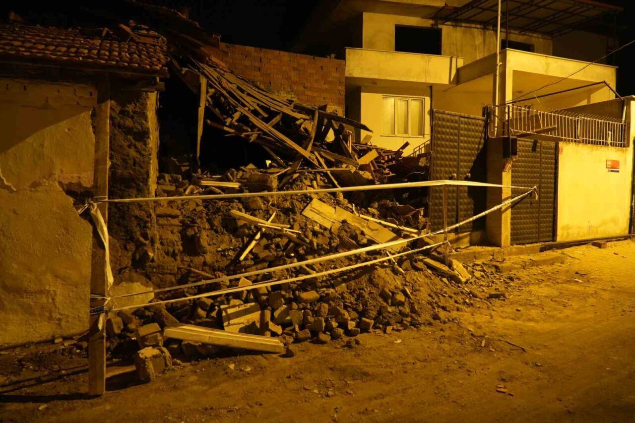 Balıkesir'in Edremit ilçesindeki Darsofa Mahallesi'nde uzun süredir kullanılmayan bir bina