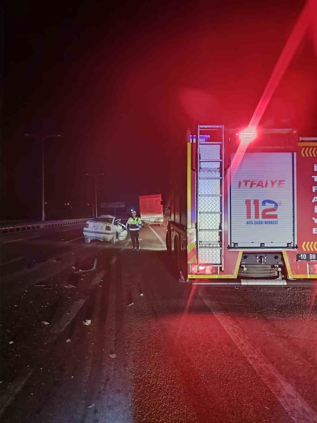 Balıkesir'in Susurluk ilçesinde Mert Uslu'nun kullandığı otomobil, A.A.K. yönetimindeki tıra