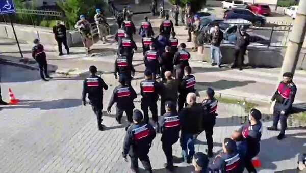 Balıkesir’in Dursunbey ilçesinde dolandırıcılık, silahlı tehdit ve uyuşturucu ticareti gibi