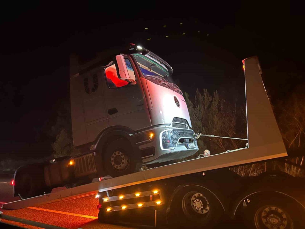 Balıkesir-Edremit kara yolunda, tırın direksiyonunun kilitlenmesi sonucu meydana gelen kazada