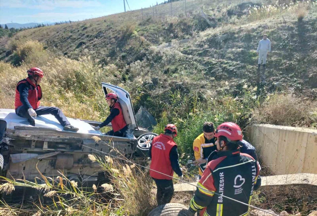 Balıkesir'de İzmir-İstanbul otoyolunda meydana gelen kazada A.D. adlı sürücü yaralandı.