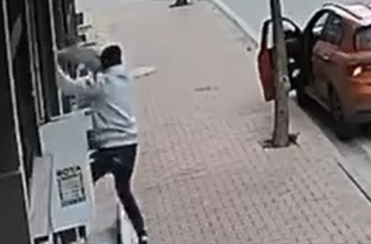 Esenyurt’ta hırsızın balkondan çaldığı kedinin kaçırılışı güvenlik kameralarına yansıdı