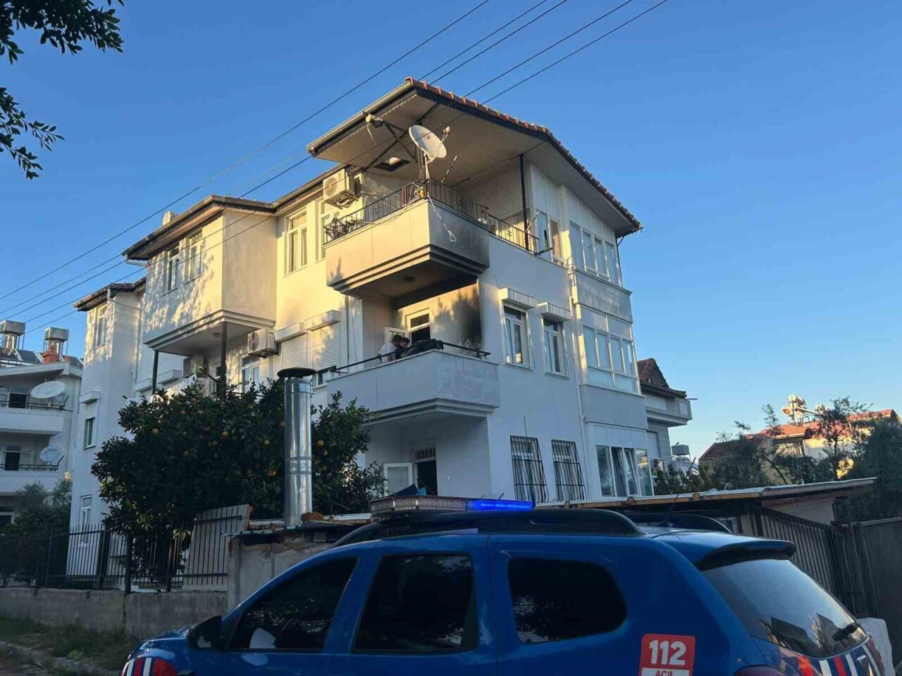 Manavgat’ta Balkonda Unutulan Mangal Yangına Sebep Oldu, Ev Sahibinin Müdahalesi Yangını Kısa Sürede Söndürdü